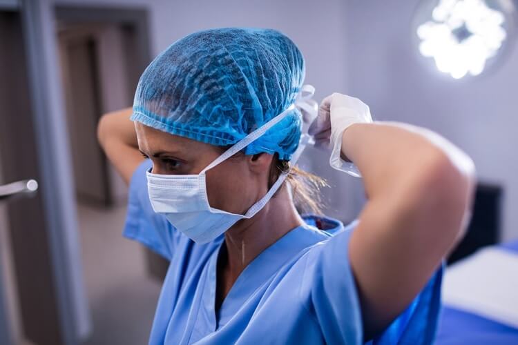 surgeon putting on a mask