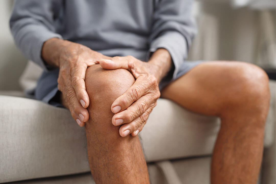 Man holding knee