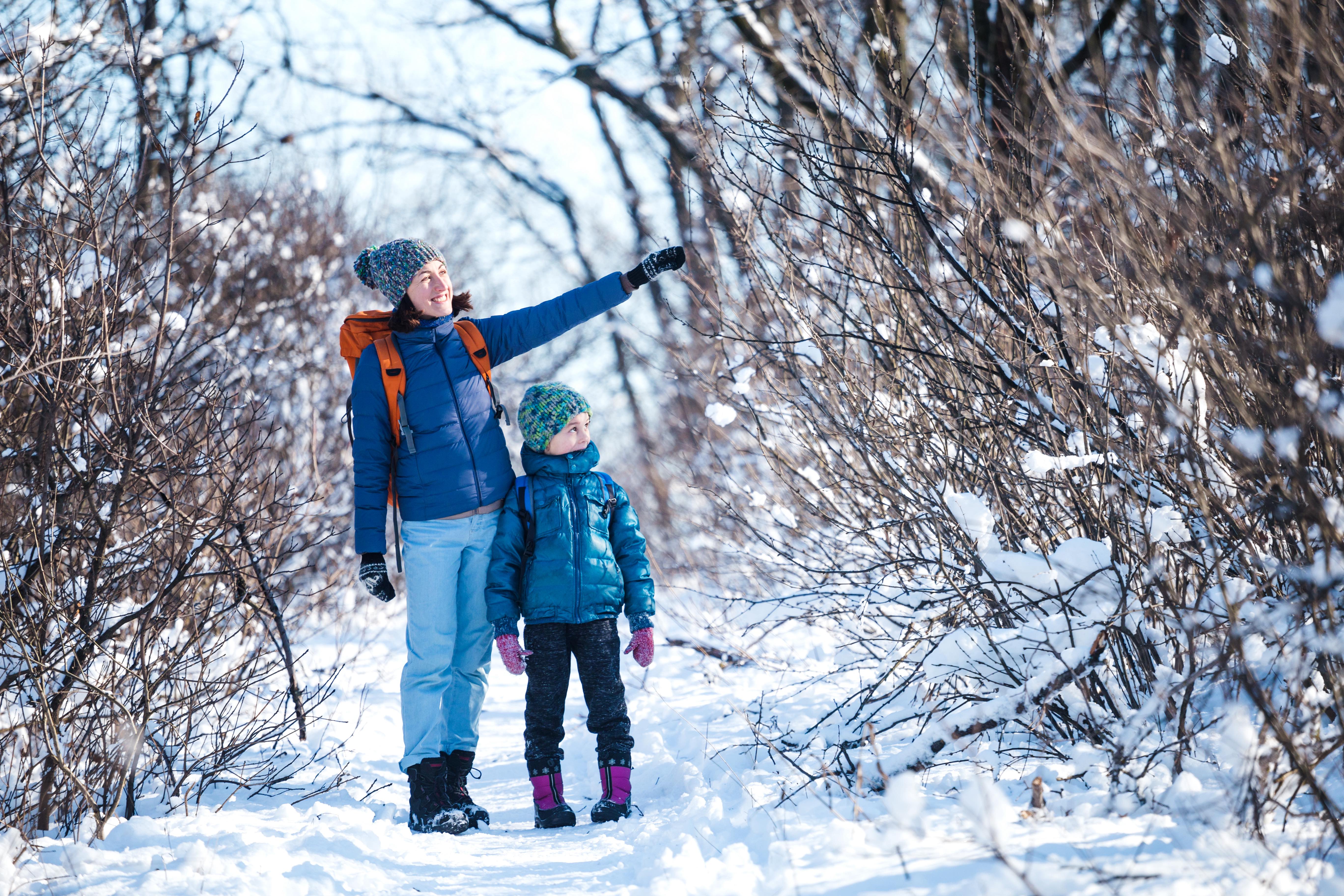 mom-daughter-winter-hike