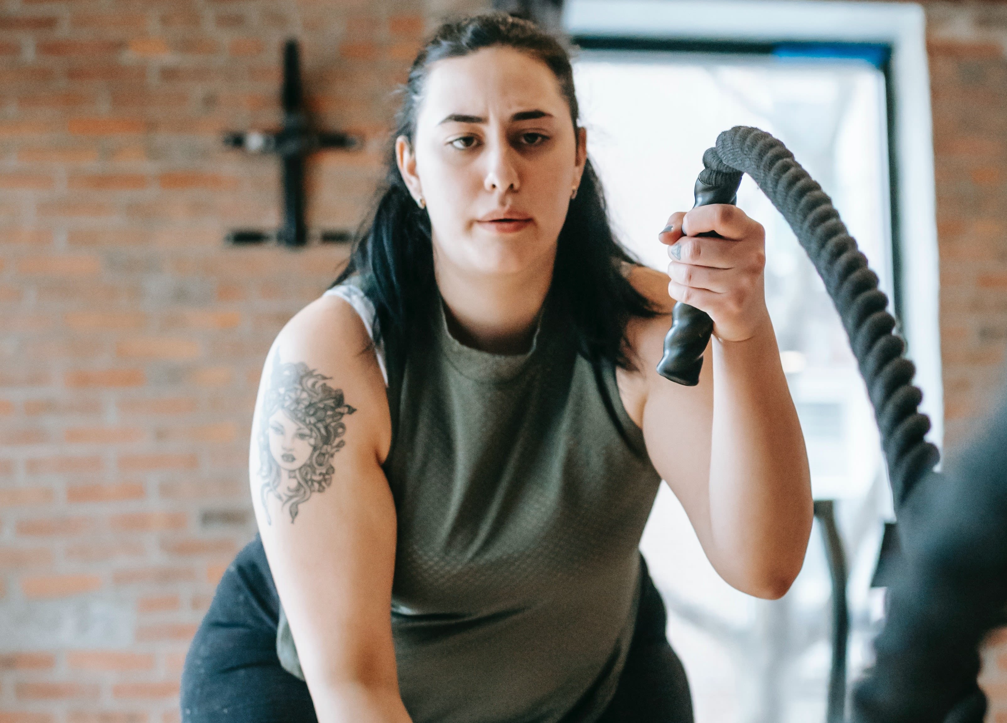 woman exercising battle ropes